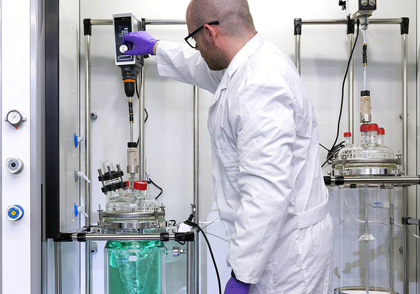 Un investigador trabajando en el laboratorio